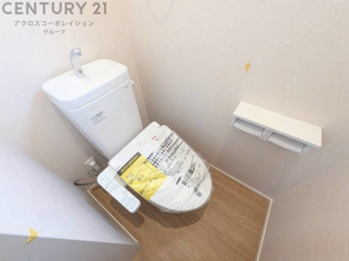 温水洗浄便座付トイレは温水洗浄機能により、暖かい水でおしりを洗浄することができ、冷たい水を使う従来の便座に比べ、温水洗浄機能で暖かいトイレを提供し、快適な使用を可能にします。