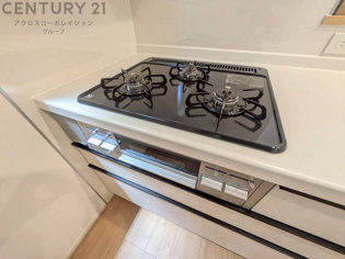 多数の調理器具を同時に使用でき、料理の効率化が可能。省エネで節約になり、様々な料理スタイルに適応できます。また、火力調整が独立しており、手入れや掃除もしやすく、今よりもっとお料理が楽しくなるかも。