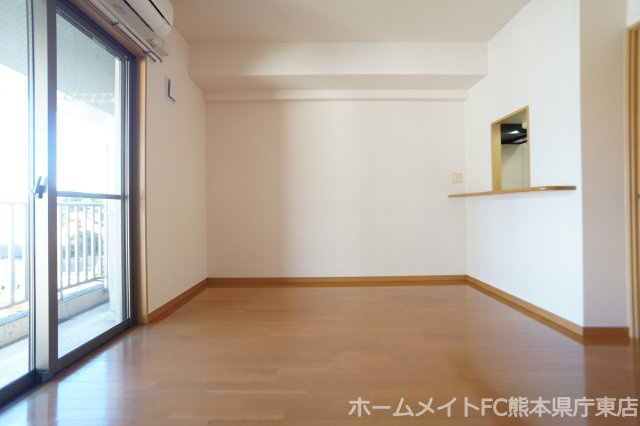 熊本市南区出仲間８丁目の賃貸マンションの居間・リビング