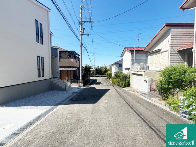 堺市南区御池台　新築一戸建ての前面道路含む現地写真|周辺は閑静な住宅街！前面道路広々で車の出し入れも便利です。駐車が苦手な方でも安心して車庫入れできます！