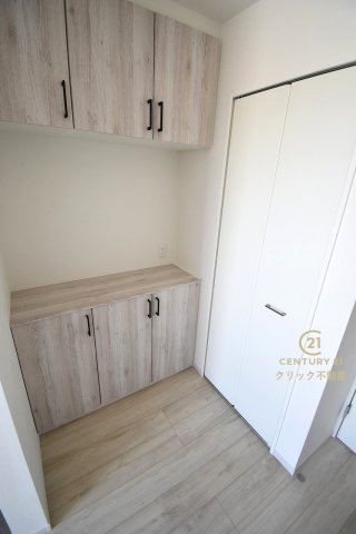 TERRACE　水戸市小吹町　2期 　3の玄関|玄関ホールにたっぷりの収納スペース。お出掛けの時にサッと手に取りたい物を置いても◎納戸には消耗品のストック、防災用品などを置くのもいいですね。