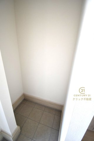 TERRACE　水戸市小吹町　2期 　3の玄関|玄関土間収納です。アウトドア用品、スポーツ用品を置くのもいいですね。汚れを気にせず置いておけます。