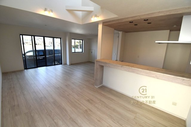 TERRACE　水戸市小吹町　2期 　3の居間・リビング|ナチュラルな雰囲気の明るいLDK。カーテンやラグの色、質感、選ぶ家具などで雰囲気が変わりますので、お好みのインテリアを楽しみましょう♪