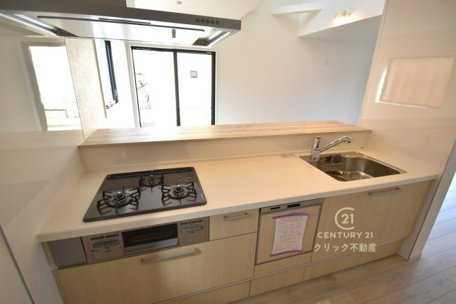 TERRACE　水戸市小吹町　2期 　3のキッチン|対面式システムキッチンは料理中や後片づけの間も会話が楽しめ、家族に一体感が生まれます。十分な広さのキッチンなら、家族での分担作業もはかどりそう！