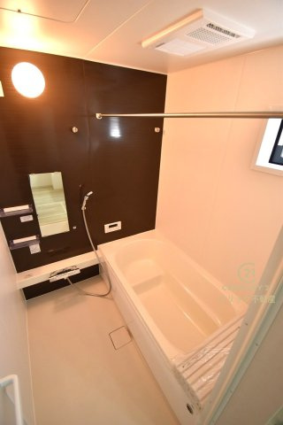 TERRACE　水戸市小吹町　2期 　3の浴室|浴槽への出入りが安全な低床タイプのユニットバスです。洗い場は滑りにくい速乾床ですので、お子様やご高齢の方にも安心です。自動お湯張りに追焚機能付きのオートバスです。