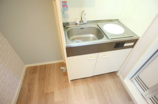 【設備】 | オレンジハウス白楽 | キッチンの隣は洗濯機置き場になります。