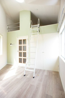 【洋室】 | オレンジハウス白楽 | グリーンが素敵なお部屋（ロフト付き）