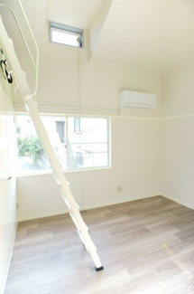 【洋室】 | オレンジハウス白楽 | 2面採光・天窓あり・明るいお部屋です