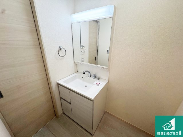 ●19(土)～23(水)現地案内可能！　奈良市法蓮町　ラスト1邸　の独立洗面台|清潔感のある洗面台です。フラットな鏡は掃除がしやすく毎日清潔！鏡裏には収納があるのでスッキリとした洗面台が保てます。