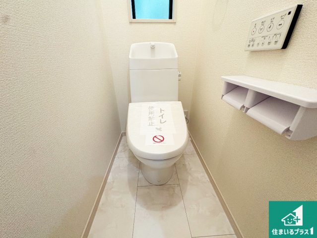 ●19(土)～23(水)現地案内可能！　奈良市法蓮町　ラスト1邸　のトイレ|1・2階の2ヶ所にあるので、朝の忙しい時間の順番待ちもなく、深夜の利用にも大変便利です。
