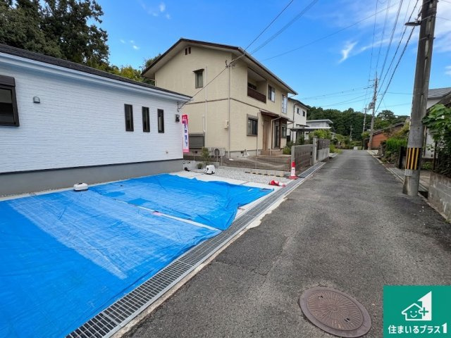 ●19(土)～23(水)現地案内可能！　奈良市法蓮町　ラスト1邸　の前面道路含む現地写真|周辺は閑静な住宅街！前面道路広々で車の出し入れも便利です。駐車が苦手な方でも安心して車庫入れできます！