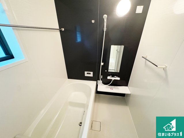 ●19(土)～23(水)現地案内可能！　奈良市法蓮町　ラスト1邸　の浴室|ゆったりと足を伸ばせる浴室は一日の疲れを癒してくれる大切な空間です。浴室乾燥機も設置しているので、雨の日の洗濯物も安心です♪