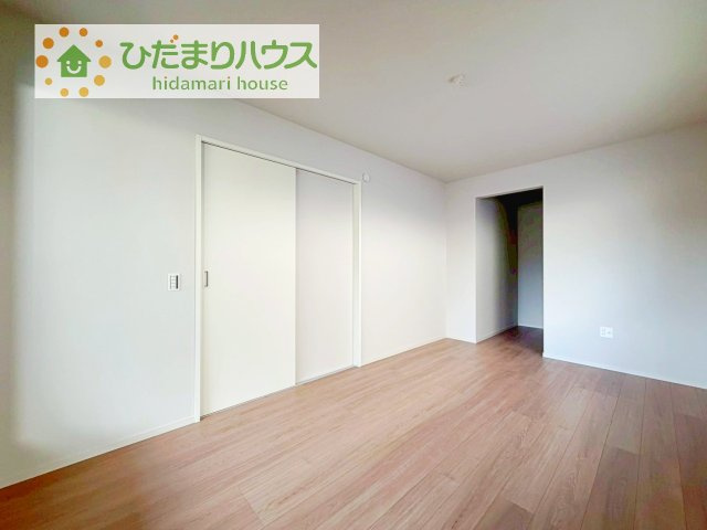 【寝室】 | 土浦市中央3期　新築戸建　1号棟 | 大きなベッドを置いても余裕の広さの主寝室♪