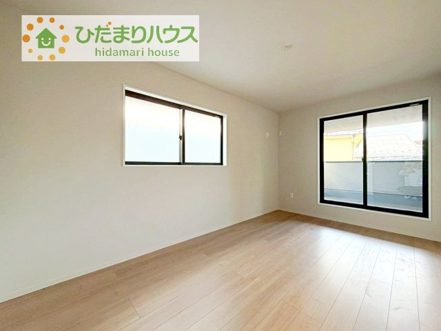 【寝室】 | 土浦市中央3期　新築戸建　1号棟 | バルコニーに面していて、たっぷり光りの入る明るい主寝室です！