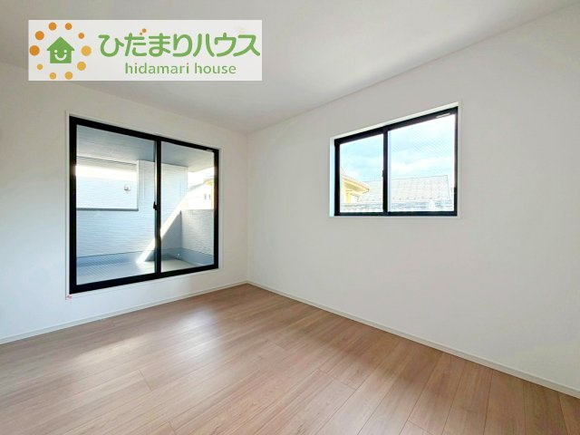 【洋室】 | 土浦市中央3期　新築戸建　1号棟 | お掃除しやすく、清潔感を保てるのでダニも発生しにくいフローリング♪