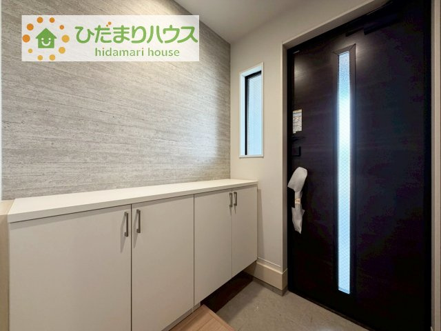 【玄関】 | 土浦市中央3期　新築戸建　1号棟 | 小窓が付いているドアなので明るいスペースになっています♪