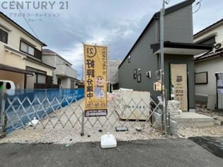 小学校が徒歩5分、周辺には学校や公園があり、ファミリー層に適した住宅地です。