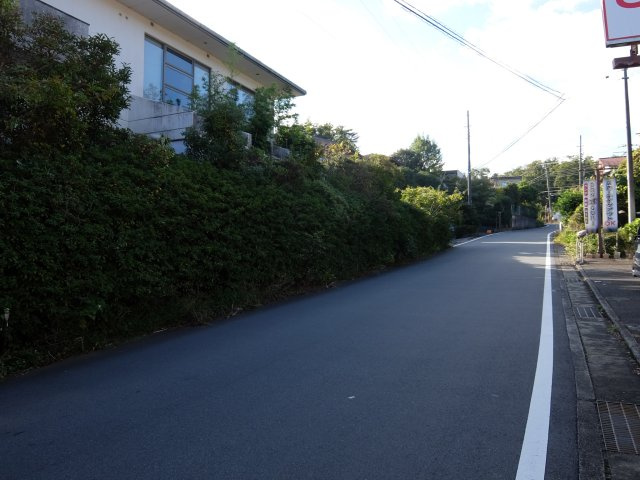 伊東市　伊豆急伊豆高原地区の外観|前面道路含む現地写真