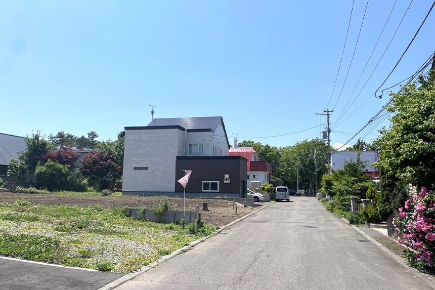 【建築条件付き】江別市大麻東町　の前面道路含む現地写真