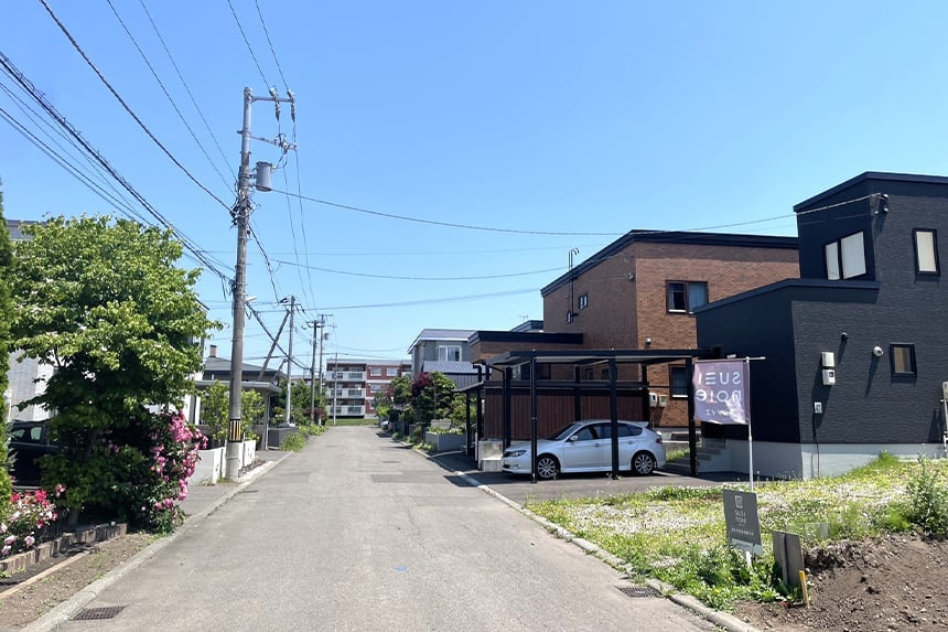 【建築条件付き】江別市大麻東町　の前面道路含む現地写真