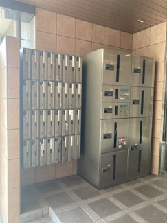 【設備】 | ラ・プルミエール | ラ・プルミエール　エントランスの宅配BOXとメールコーナー