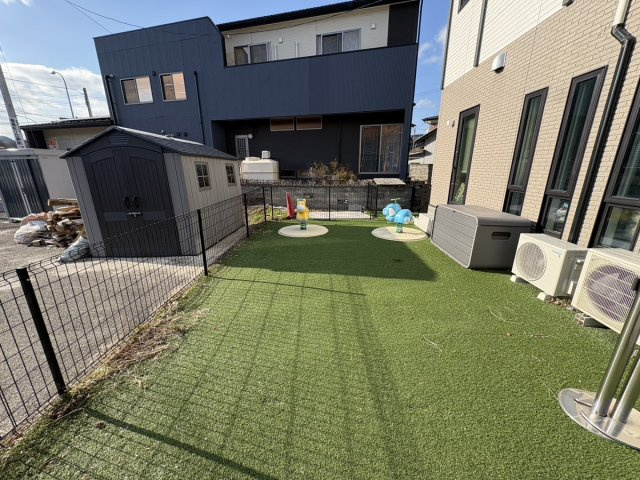 中古戸建・中古住宅　福島市岡部　岡山小学校・第三中学校の庭|人工芝を敷いています！お子様の庭遊びやドッグランにもオススメ！