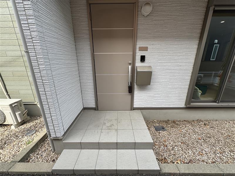 宝生町貸家のエントランス