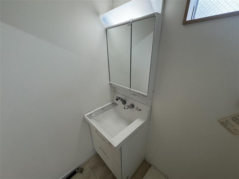 宝生町貸家の独立洗面台