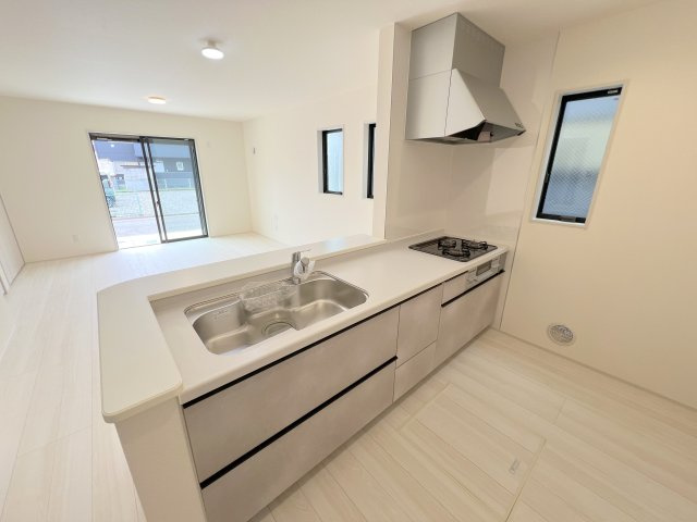 瑞穂町むさし野2丁目　新築戸建全3棟のキッチン|ご家族やお客様との会話も楽しめる対面キッチン