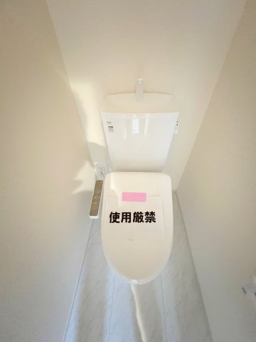 瑞穂町むさし野2丁目　新築戸建全3棟のトイレ|1階トイレには快適な温水洗浄便座付