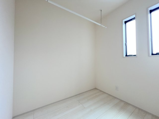 瑞穂町むさし野2丁目　新築戸建全3棟の洋室|【ストレージルーム】ホスクリーン付きで雨の日の部屋干しに役立ちます｡