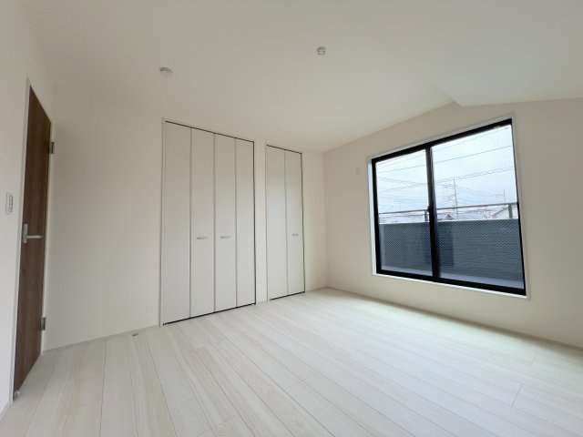 瑞穂町むさし野2丁目　新築戸建全3棟の洋室|【洋室3】ダブルクローゼットでオン・オフ用、夫婦別々、丈の長い服と畳む服など、自分の使いやすいルールで分類できます。