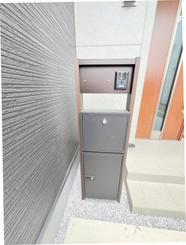 瑞穂町むさし野2丁目　新築戸建全3棟のセキュリティ|不在時に荷物を受け取れる便利な宅配BOX付き。