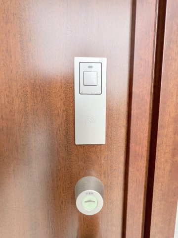 瑞穂町むさし野2丁目　新築戸建全3棟の防犯設備|スマートキーはドアに触れるだけで解錠可能なので、かいもの重い荷物を持っているときでも、簡単に玄関ドアを開けられるので便利です☆