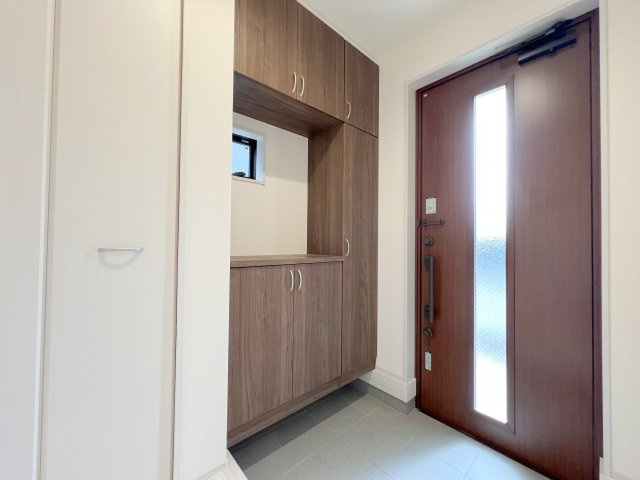 瑞穂町むさし野2丁目　新築戸建全3棟の玄関|シューズボックス＋玄関収納完備！玄関がスッキリしますね♪