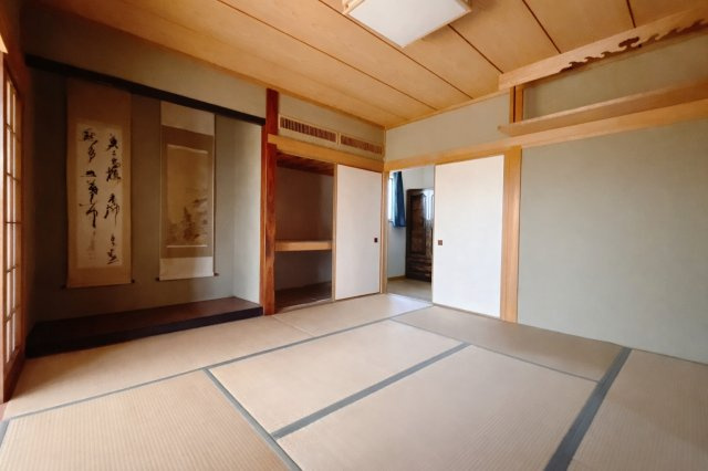 【中古戸建】本庄市西五十子の和室|■1階和室｜意外と場所をとるアイロンがけや、お洗濯物を畳むときにも広々と使うことができ、ちょっと一休みしたいとき、すぐに横になれるのも魅力です♪