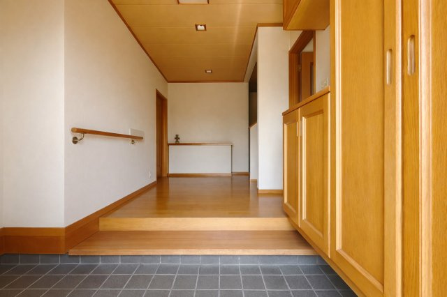 【中古戸建】本庄市西五十子の玄関|■玄関｜毎日の「いってらっしゃい」や「お帰りなさい」を大切なご家族と過ごす玄関は〈使いやすさ〉を追求しております。玄関横の物入は急な来客時でもさっとお片付けできるスペースを確保しています。
