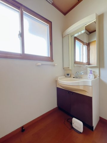 【中古戸建】本庄市西五十子の独立洗面台|■洗面室｜大きな鏡で朝の身支度もラクラク♪毎日の忙しい準備が楽しくなる洗面所です(^^♪
