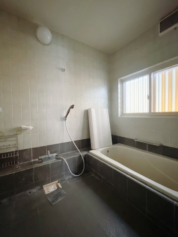 【中古戸建】本庄市西五十子の浴室|■浴室｜デザイン性に優れた浴室♪1日の疲れを癒す、ゆったりとしたバスタイムをぜひお過ごしください(*＾＾*)大きな窓付きで嬉しい♪