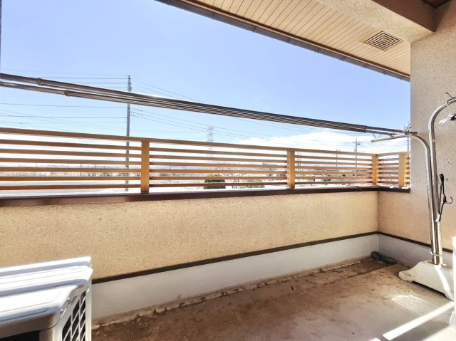 【中古戸建】本庄市西五十子のバルコニー|■バルコニー｜プライバシーが守られたインナーバルコニーは、くつろぎの空間としても、アウトドアの空間としても活躍をしてくれます。