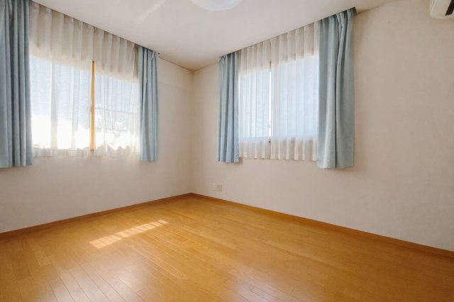 【中古戸建】本庄市西五十子の洋室|■2階洋室｜ナチュラルカラーの床です。模様替えなどとても楽しく工夫できます♪陽当たり、風通しもとても良いので毎日快適な生活スタートです！子供部屋にも良いですね♪