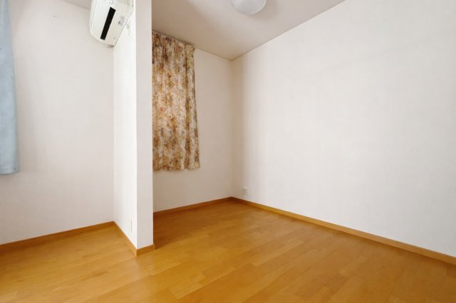 【中古戸建】本庄市西五十子の洋室|■2階洋室｜お子様の一人部屋にピッタリな洋室。木のぬくもりを感じるフローリングは、天然木の味わいが時とともに深みを増していきます。また、傷にも強く、フリーワックスでお手入れもラクラクです♪