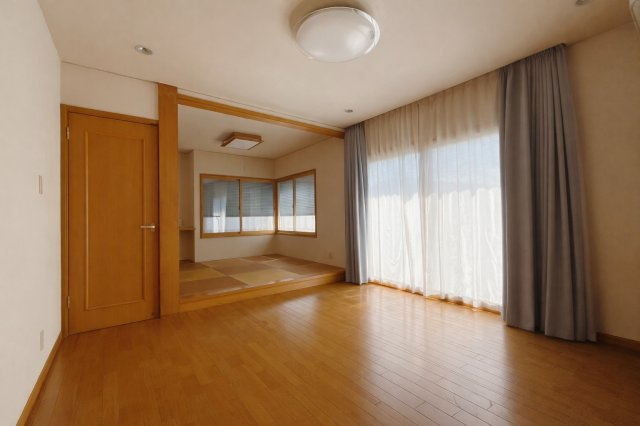 【中古戸建】本庄市西五十子の居間・リビング|■リビング｜窓から射し込む陽射しが縦横に広がり、あたたかな空間が形づくられています。ここはご家族の笑顔集まる憩いの空間です( ＾＾ )