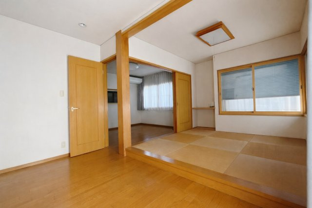 【中古戸建】本庄市西五十子の居間・リビング|■リビング｜陽当たり良好のリビングダイニング♪賃貸では叶わなかった、お友達とのホームパーティや大音量で映画やテレビを楽しむことができます(*^^*)