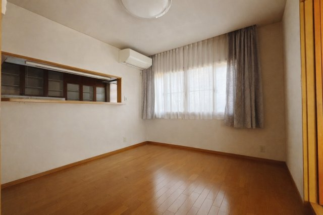 【中古戸建】本庄市西五十子の居間・リビング|■ダイニング｜出来上がった料理を運びやすいダイニング♪お料理中も家族との会話がはずみます♪