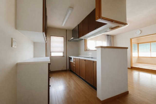 【中古戸建】本庄市西五十子のキッチン|■キッチン｜ワークトップの幅が広く、お子様といっしょにお料理をつくったり、ちょっとしたパーティーも楽しめます。フラットなのでお掃除がしやすいのもポイントです♪
