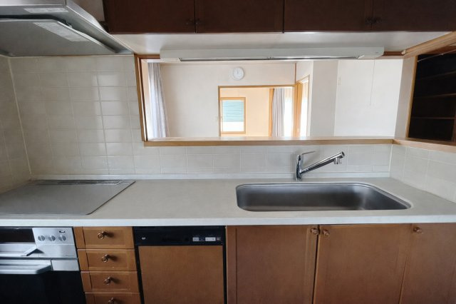 【中古戸建】本庄市西五十子のキッチン|■キッチン｜作業がはかどる広々カウンタースペース。会話がはずむ「オープンキッチン」なので家族とのコミュニケーションも活発になります。