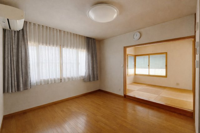 【中古戸建】本庄市西五十子の居間・リビング|■リビング｜家族でゆったりくつろげる、居心地の良いリビング♪賃貸と違って、テレビや音楽の音を気にしなくて良いことが嬉しいですね(*＾＾*)