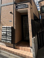 新宿区高田馬場４丁目のアパートのエントランス