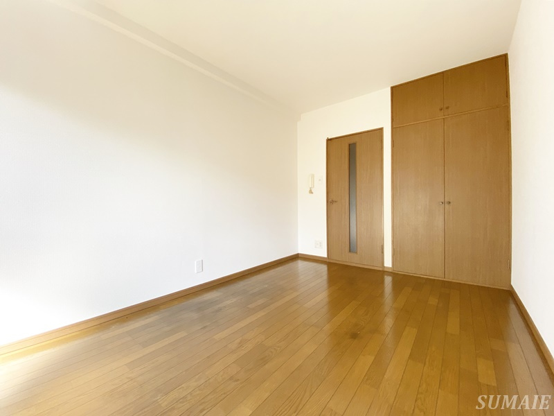 ＮＳビルの寝室|別角度から見た6帖のリビングです☆